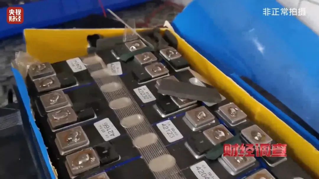巨大安全隱患！“三無”鋰電池黑作坊，竟藏身居民樓！記者調查現場，突然起火→