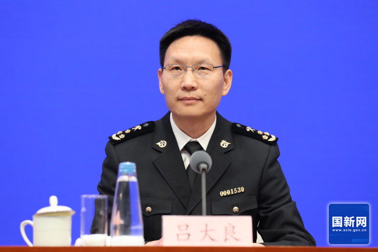 海關總署新聞發(fā)言人、統(tǒng)計分析司司長呂大良（徐想 攝）